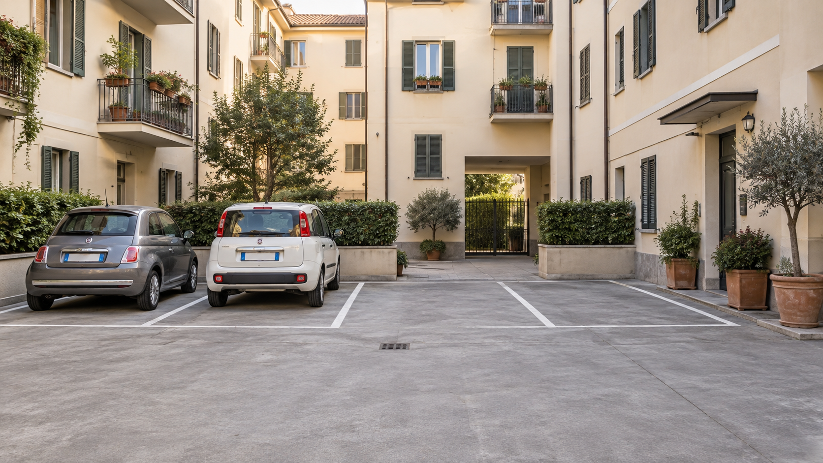 Cortile di un condominio italiano senza box, con posti auto esterni delimitati e corsia di accesso libera. Fotografia editoriale generata con AI.